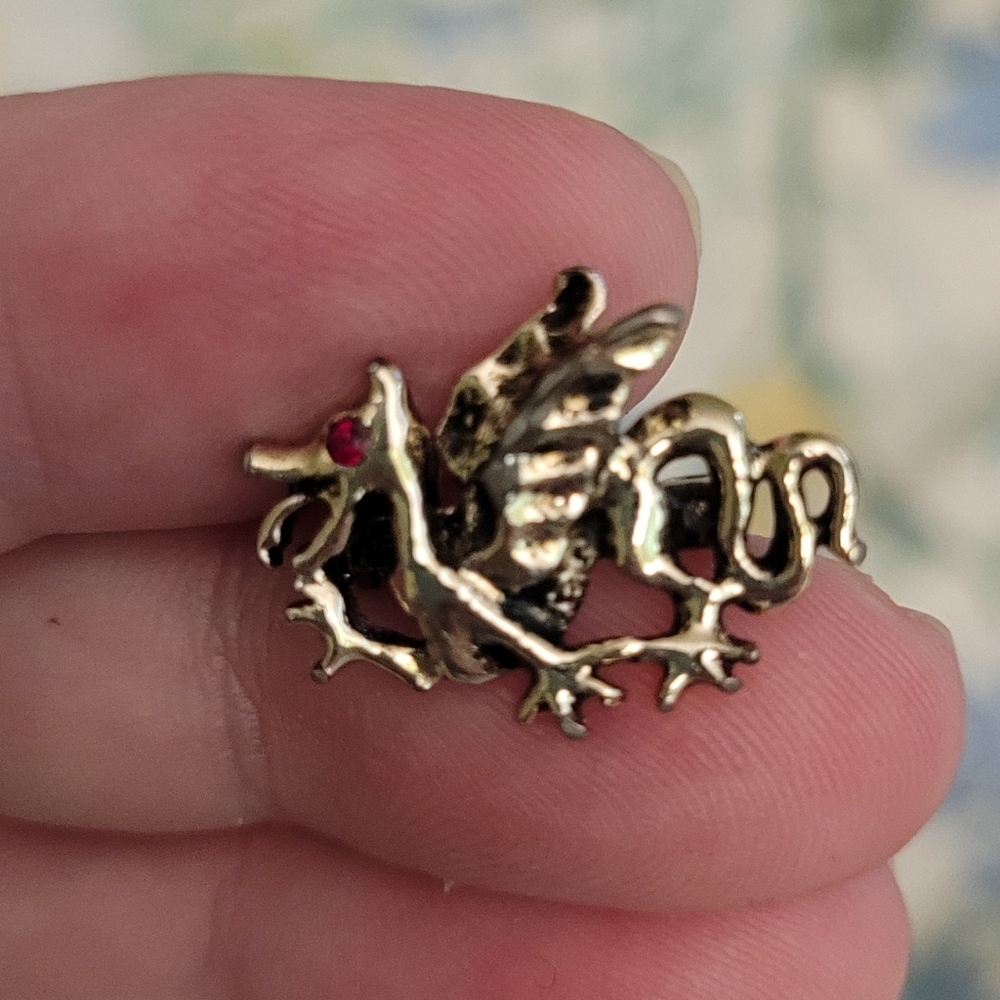 Small Welsh Dragon Silver Tone w Ruby Eye Lapel Pin Tie Pin Brooch Wales UK